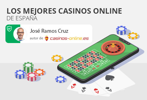 Una ruleta, fichas y cartas de blackjack, disponible en casinos online de España.