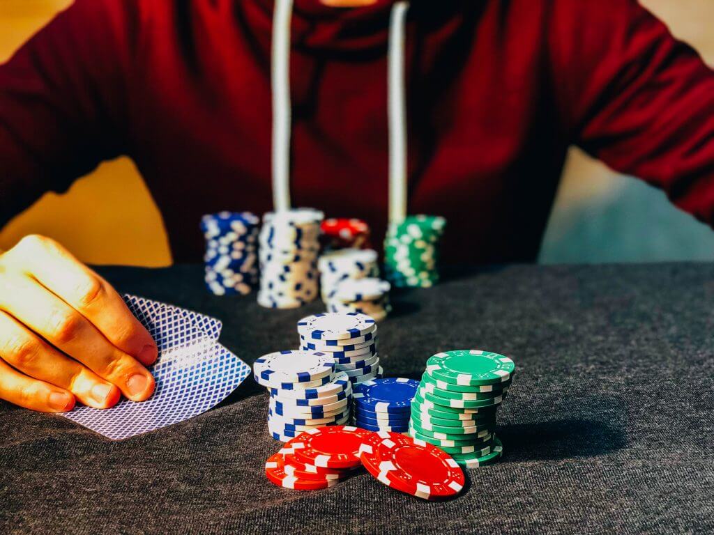 Poker-Spieler mit Karten und Chips